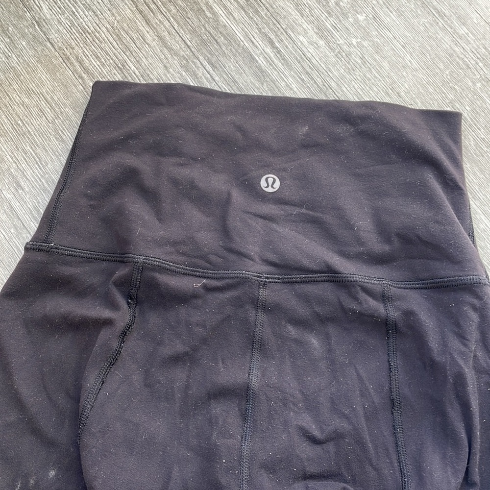 SOLD Black scalloped hem and mesh accent detailing Lululemon leggings size 4 - Picture 4 of 5